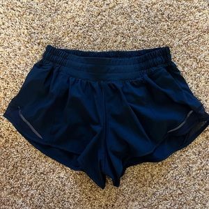 LuluLemon - Hotty Hot Low-rise Lined Short 2.5”
